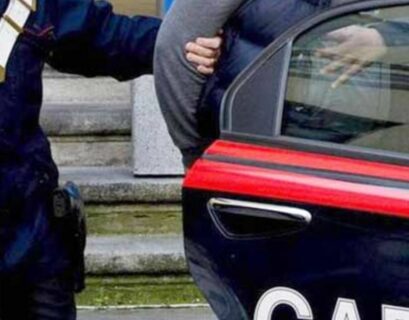 Fermato dai carabinieri perché condannato a pagare una multa di 11.000 euro e a scontare un anno di arresti domiciliari