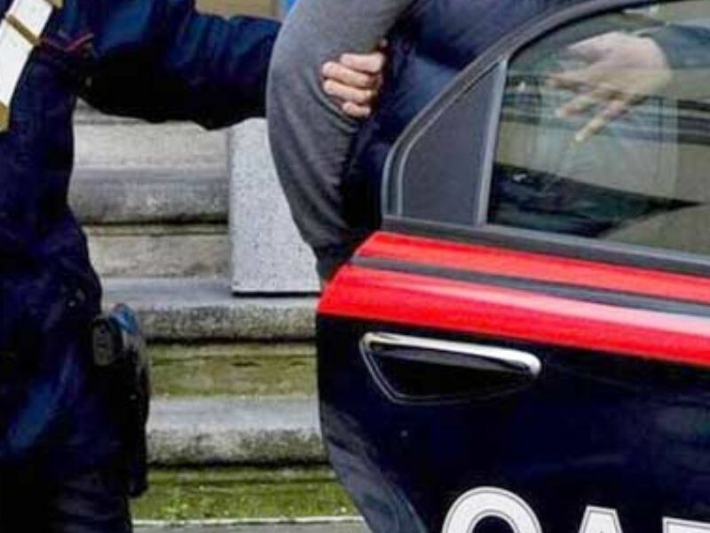 Fermato dai carabinieri perché condannato a pagare una multa di 11.000 euro e a scontare un anno di arresti domiciliari