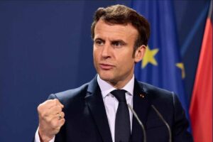 Zelenskyj visita la Francia di Macron e firma con lui un trattato di sicurezza franco-ucraina