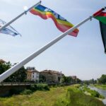 Il Comune di Parma ha cambiato le bandiere sul ponte delle Nazioni, le bandiere di Israele e Palestina sono state unite da quella della Pace