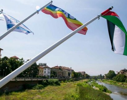 Il Comune di Parma ha cambiato le bandiere sul ponte delle Nazioni, le bandiere di Israele e Palestina sono state unite da quella della Pace