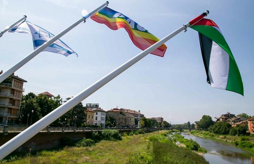 Il Comune di Parma ha cambiato le bandiere sul ponte delle Nazioni, le bandiere di Israele e Palestina sono state unite da quella della Pace