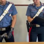 Doppio arresto in famiglia, padre arrestato per detenzione illegale di arma e figlio per possesso e spaccio di stupefacenti