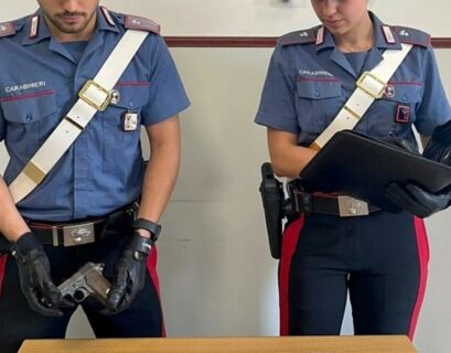 Doppio arresto in famiglia, padre arrestato per detenzione illegale di arma e figlio per possesso e spaccio di stupefacenti