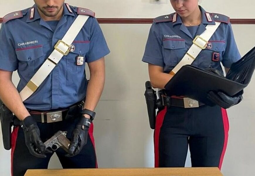 Doppio arresto in famiglia, padre arrestato per detenzione illegale di arma e figlio per possesso e spaccio di stupefacenti