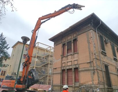 Comincia la demolizione dell'ex pediatria dell'Ospedale Maggiore di Parma