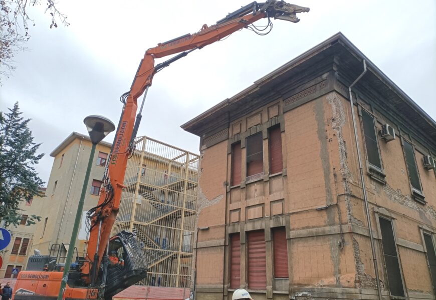 Comincia la demolizione dell'ex pediatria dell'Ospedale Maggiore di Parma