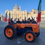 Protesta degli agricoltori a Città del Vaticano durante l'Angelus