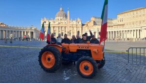 Protesta degli agricoltori a Città del Vaticano durante l'Angelus