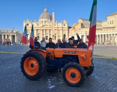 Protesta degli agricoltori a Città del Vaticano durante l'Angelus