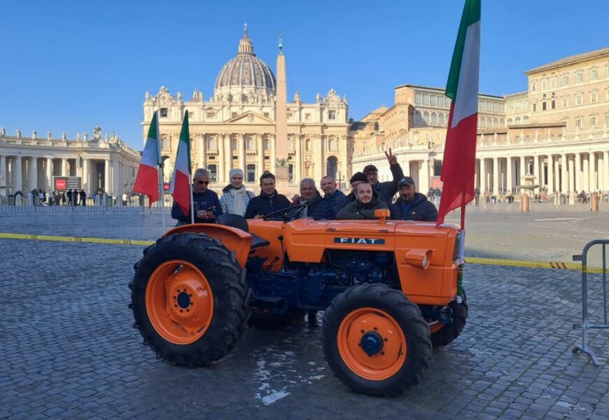 Protesta degli agricoltori a Città del Vaticano durante l'Angelus