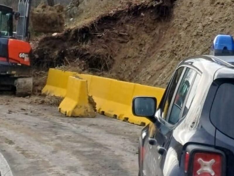 Due frane a causa delle forti piogge, bloccata la viabilità verso Santa Maria del Taro e linee telefoniche interrotte, bloccata anche una strada nei pressi di Calestano