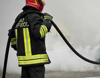 Vagone in fiamme sulla linea Parma-Suzzara, intervengono i vigili: due intossicati