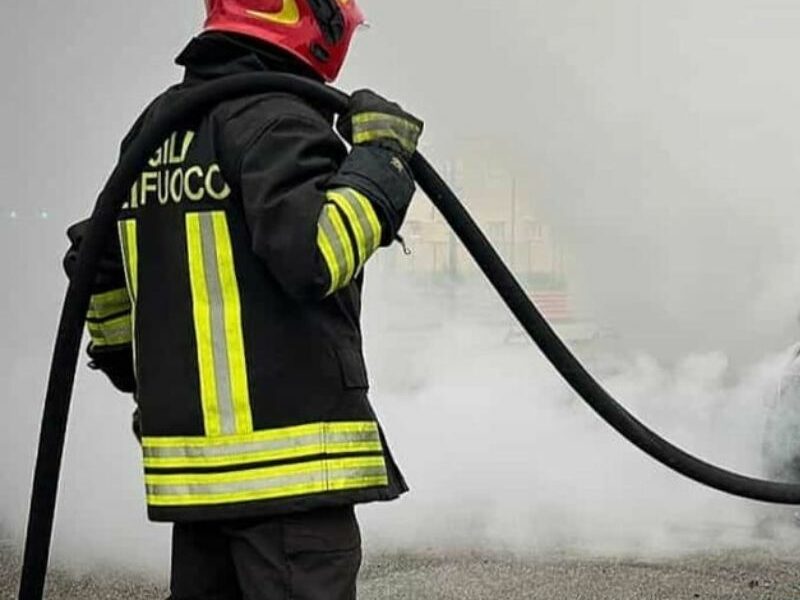 Vagone in fiamme sulla linea Parma-Suzzara, intervengono i vigili: due intossicati