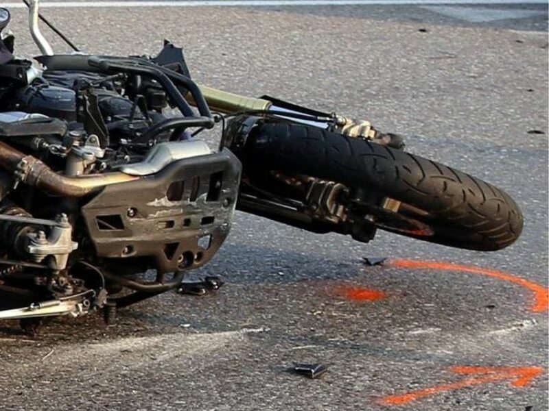 Incidente in moto sulla Tangenziale Nord, perde il controllo e cade sull'asfalto