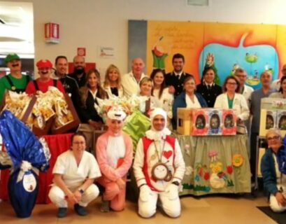 L'associazione "I Folletti" dona dolciumi ai bambini dell'Ospedale Maggiore di Parma