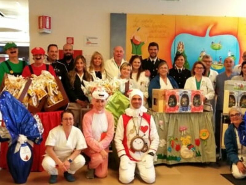 L'associazione "I Folletti" dona dolciumi ai bambini dell'Ospedale Maggiore di Parma