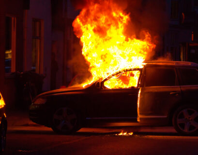 due auto in fiamme nella notte, 3 persone intossicate fra cui un bambino di un anno