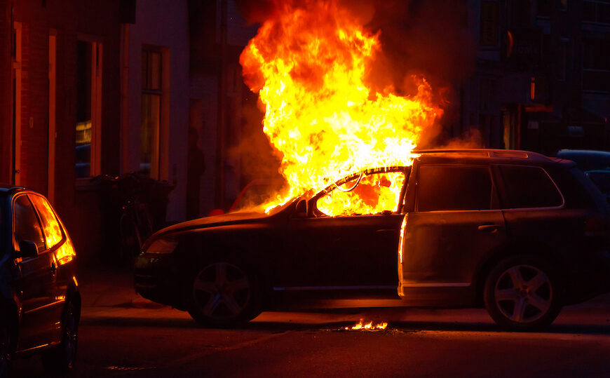 due auto in fiamme nella notte, 3 persone intossicate fra cui un bambino di un anno