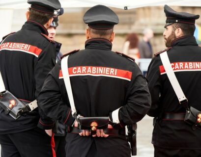 Carabinieri di Parma fermano un uomo in via Po, sfrecciava sul monopattino mentre deglutiva dosi di crack