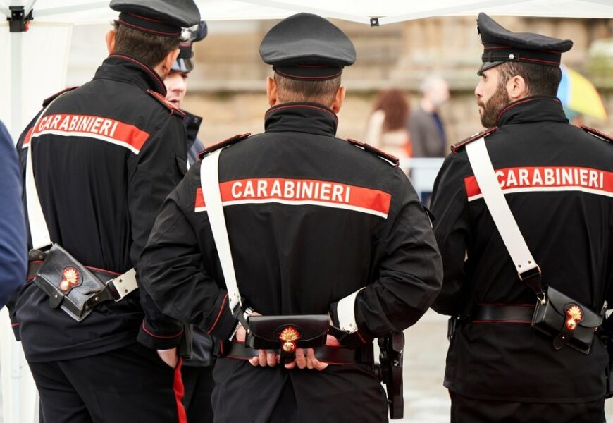 Carabinieri di Parma fermano un uomo in via Po, sfrecciava sul monopattino mentre deglutiva dosi di crack