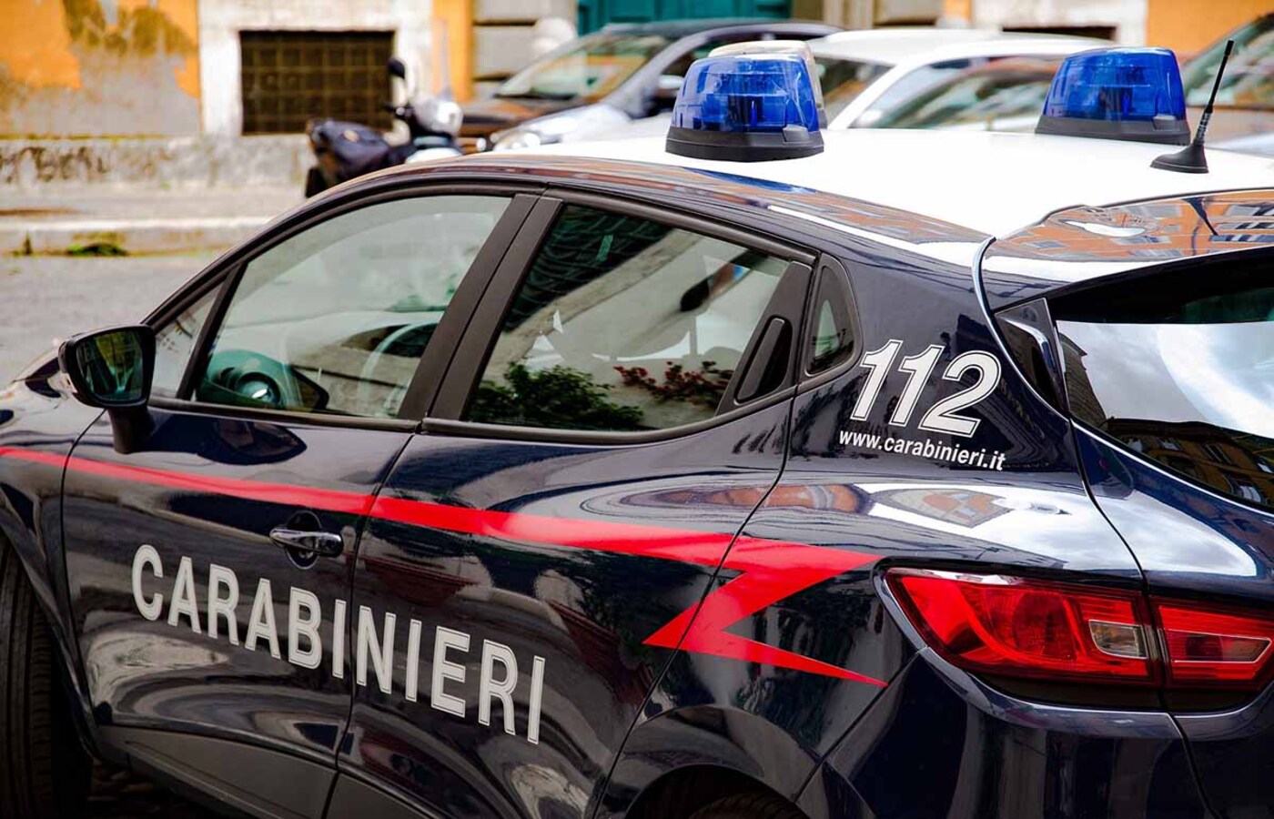 Aggrediscono il coinquilino poi scappano sull'autobus: fermati con hashish e cocaina