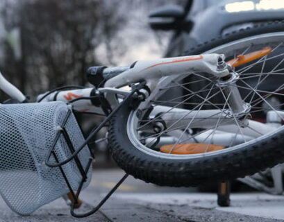 Incidente fra auto e bicicletta, 78enne rimasto ferito. La viabilità preoccupa