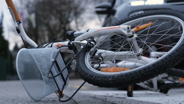 Incidente fra auto e bicicletta, 78enne rimasto ferito. La viabilità preoccupa