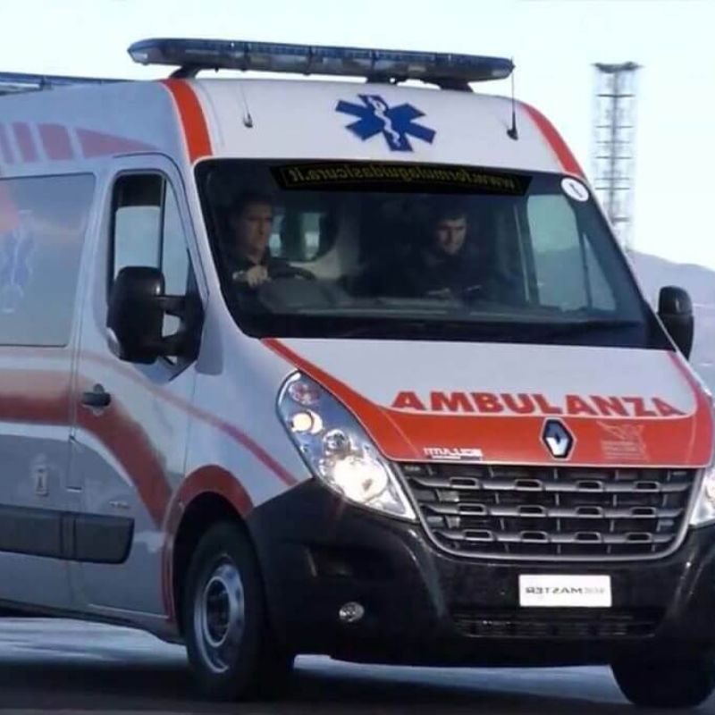 Incidente in autostrada, un'auto contro il guardrail: conducente ferito