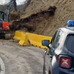 Frana sulla provinciale 68 verso Palanzano: tecnici e vigili del fuoco al lavoro