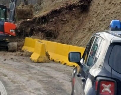 Frana sulla provinciale 68 verso Palanzano: tecnici e vigili del fuoco al lavoro