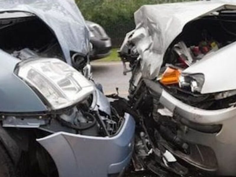 Violento scontro frontale fra due auto in via Emilia