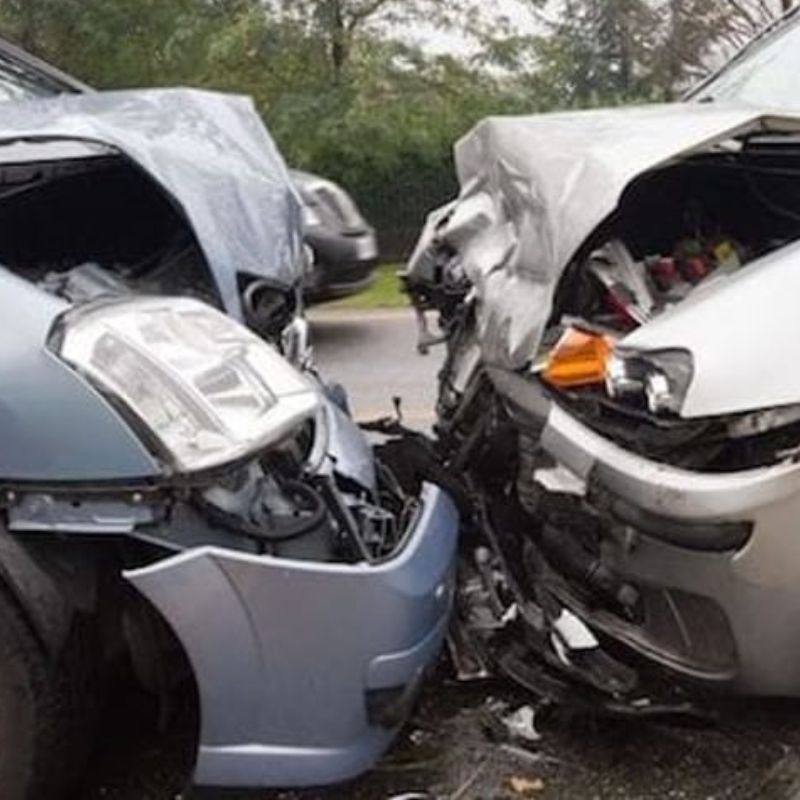 Violento scontro frontale fra due auto in via Emilia