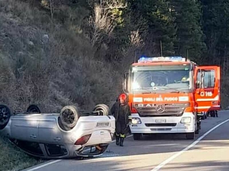 Si ribalta con l'auto a Cassio di Terenzo: c'è un ferito grave