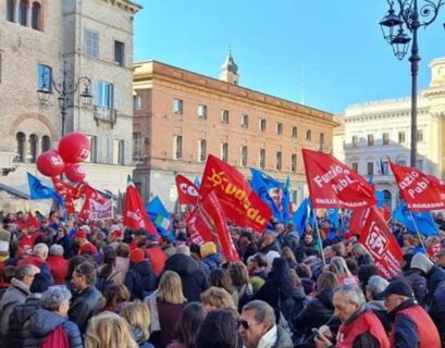 Manifestazione in Prefettura: "La sicurezza nei luoghi di lavoro è prioritaria"