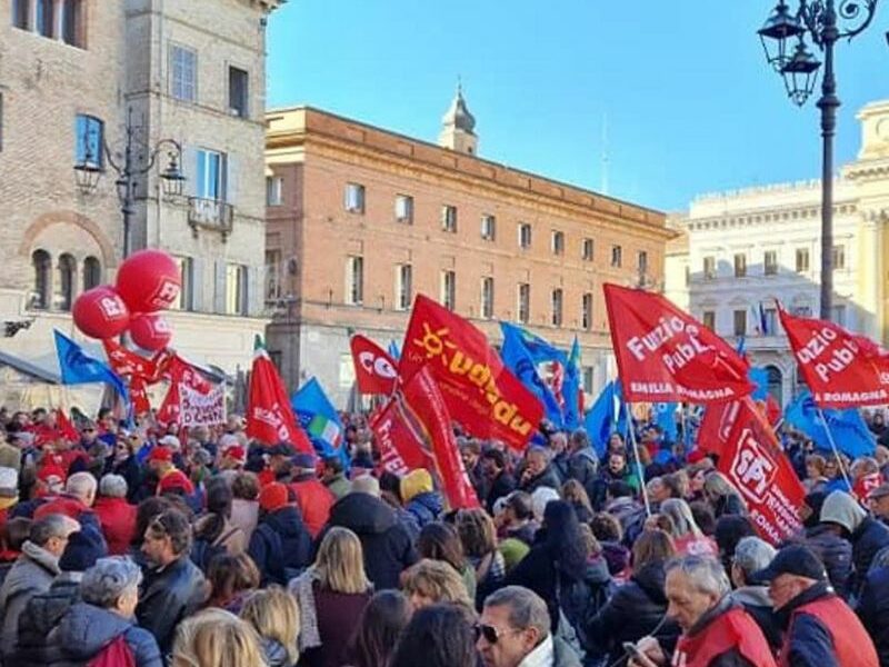 Manifestazione in Prefettura: "La sicurezza nei luoghi di lavoro è prioritaria"