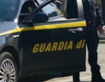 La Guardia di Finanza sequestra più di 800 giocattoli non a norma in un emporio di Parma