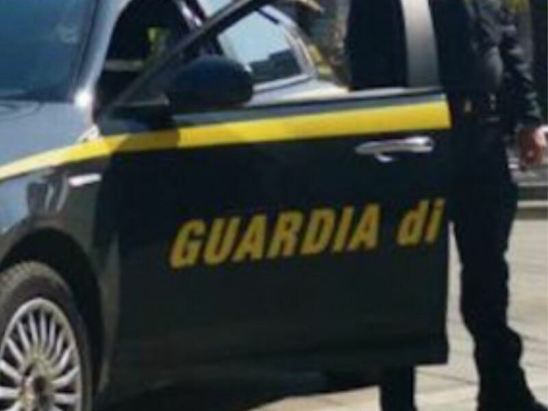 La Guardia di Finanza sequestra più di 800 giocattoli non a norma in un emporio di Parma