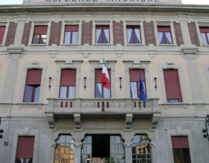 Voragine sul passaggio pedonale in via Gramsci davanti al Maggiore