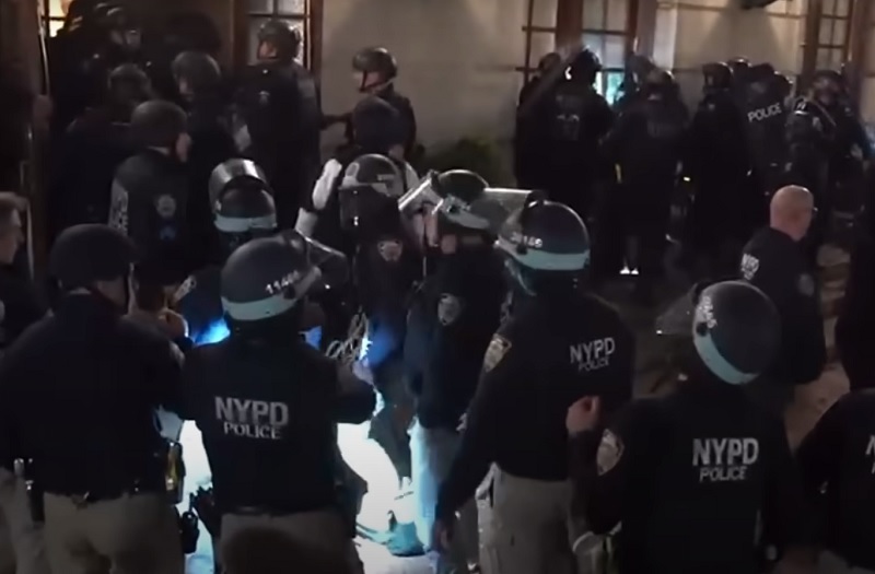 Polizia interviene nella Columbia University: occupazione termina con violenti arresti