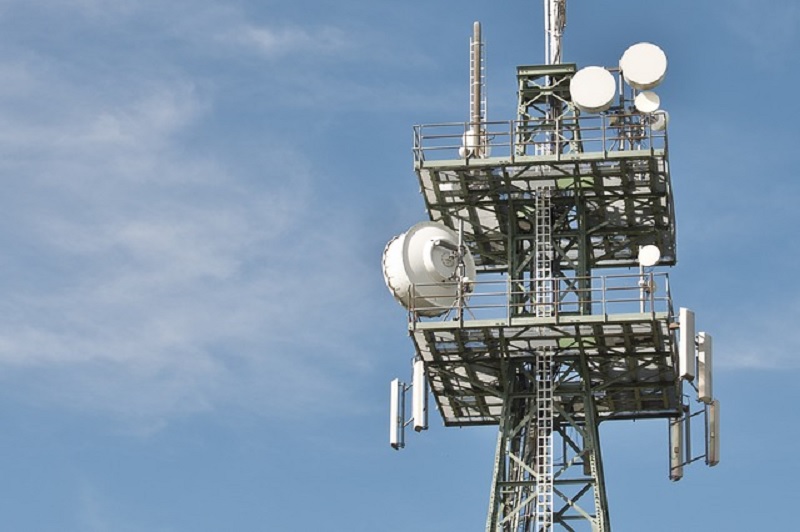 Sempre più comuni italiani vietano le antenne 5G: il governo prepara un piano di emergenza